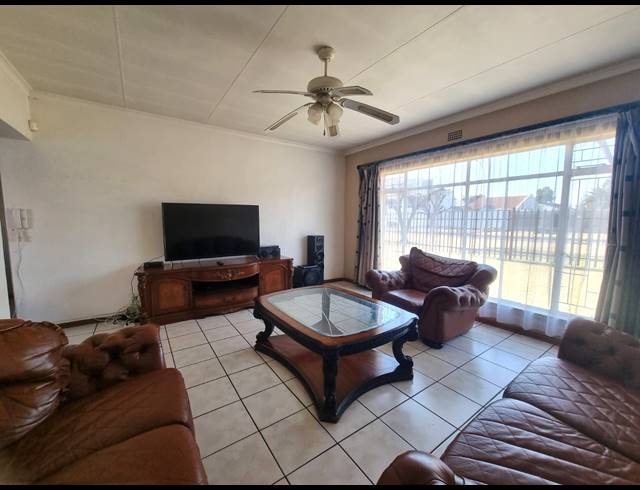 4 BEDROOM HOUSE FOR SALE IN THREE RIVERS EAST
